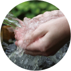 水に触れている丸い写真