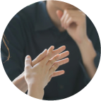 手が触れ合うの丸い写真